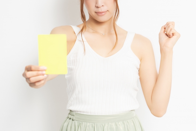 イエローカードを持つ女性　写真